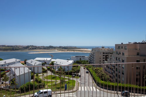 2-bedroom apartment in Miramar Tower with two parking spaces, Porto