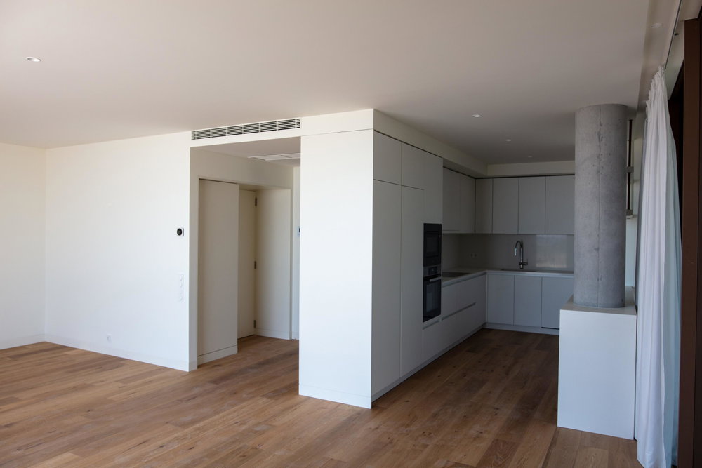 2-bedroom apartment in Miramar Tower with two parking spaces, Porto
