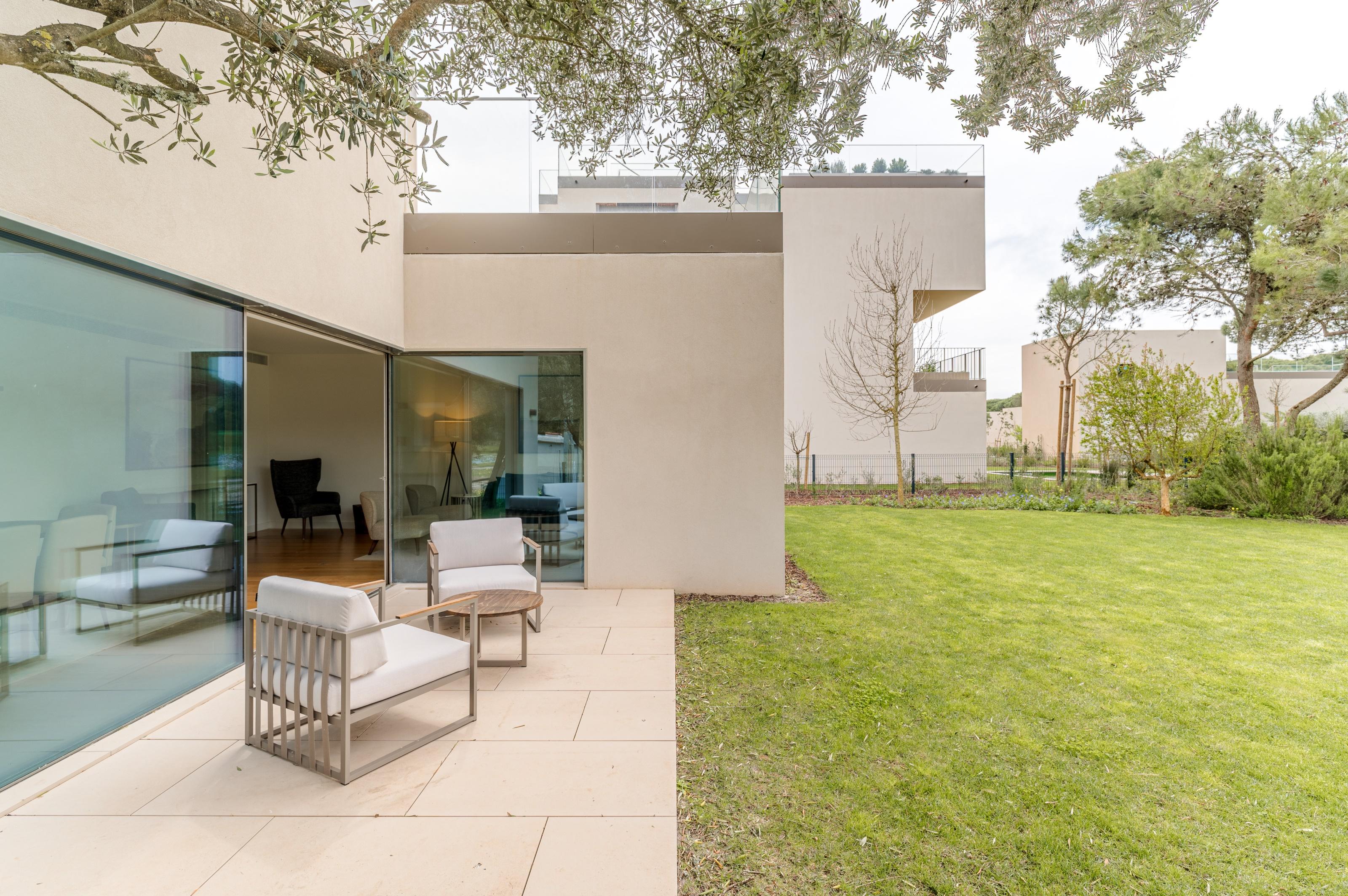3 bedroom villa with pool in Marinha Prime resort Cascais