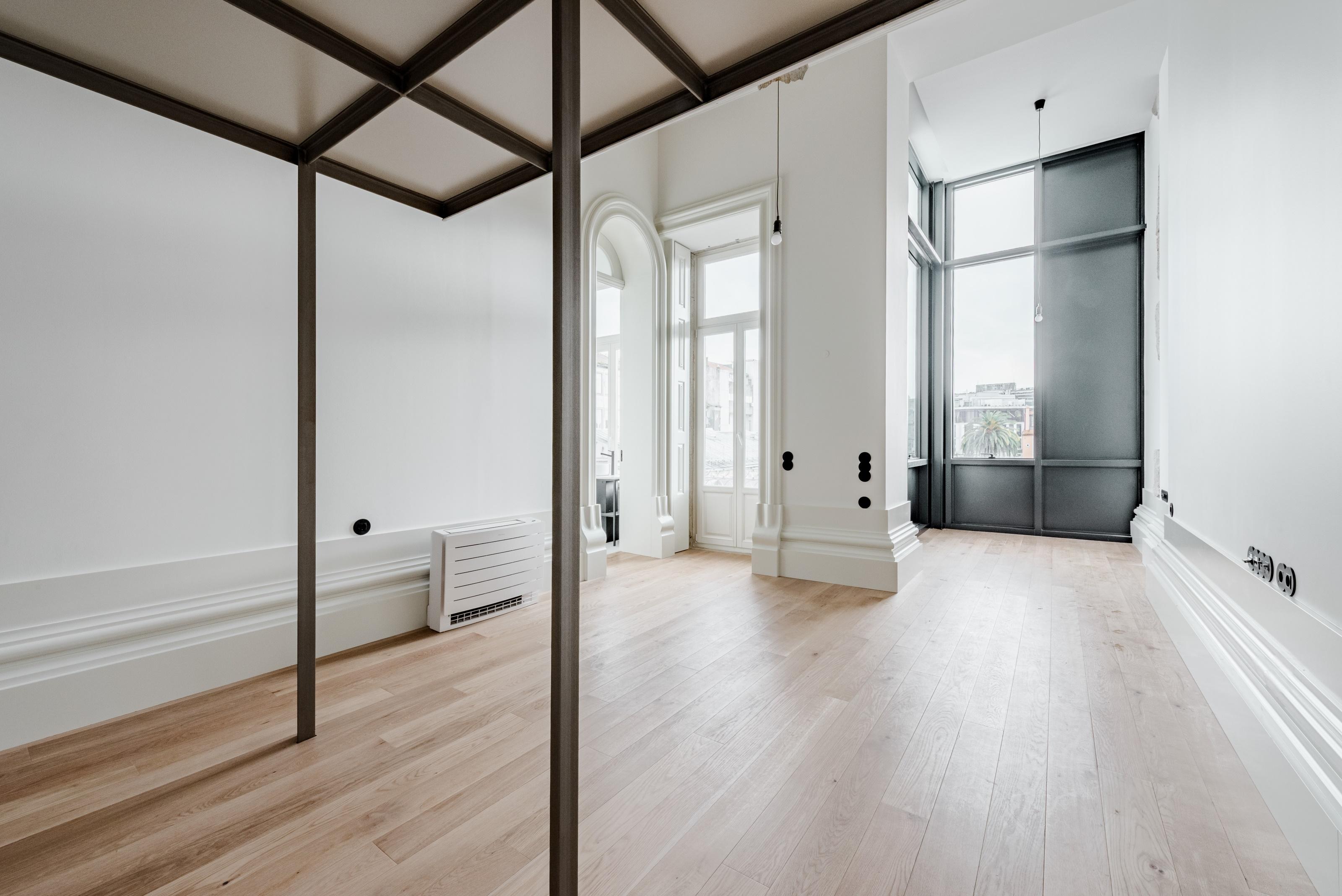Studio apartment with mezzanine 64 m2 of private gross area and 59 m2 terrace near Sá da Bandeira street in the center of Porto.