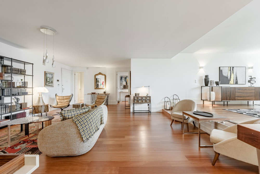 3-bedroom apartment with two garage spaces in Aliados, Porto