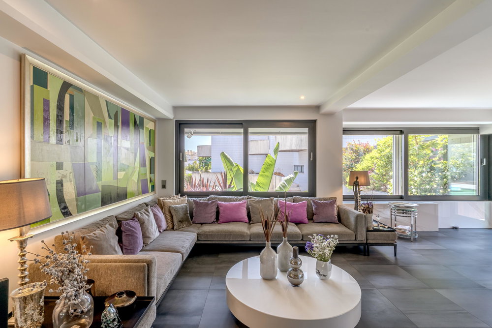 T5 villa with private swimming pool and terrace, located in Belém.