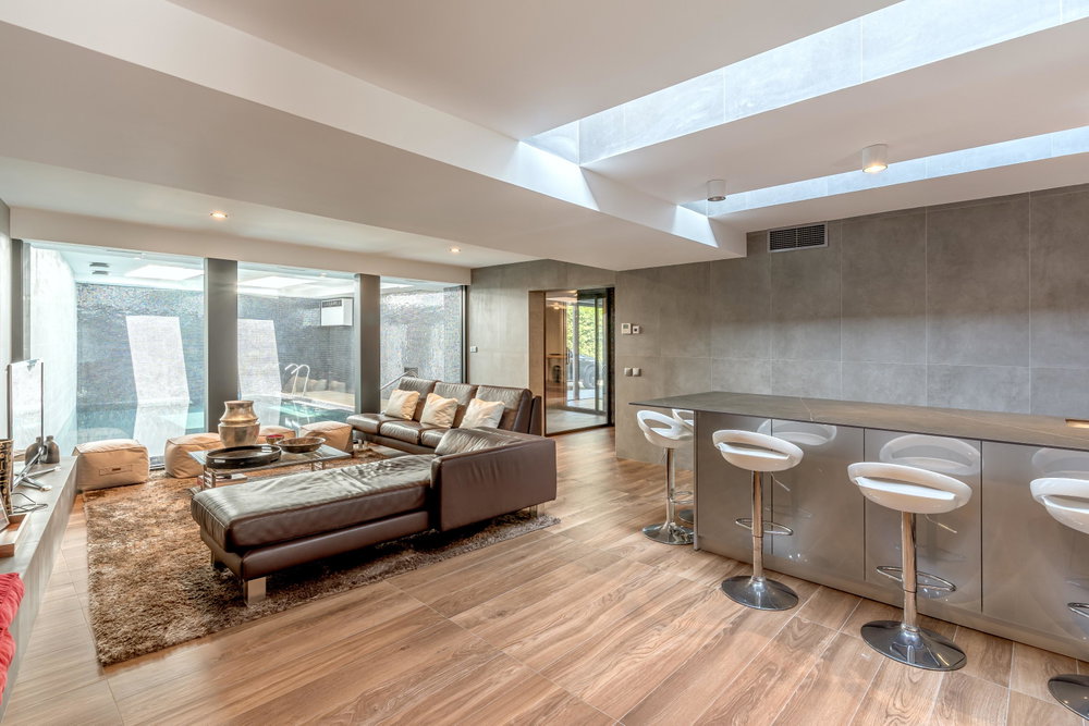 T5 villa with private swimming pool and terrace, located in Belém.
