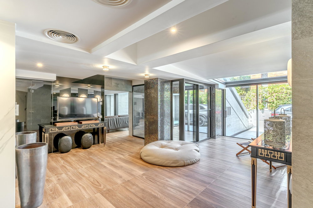 T5 villa with private swimming pool and terrace, located in Belém.