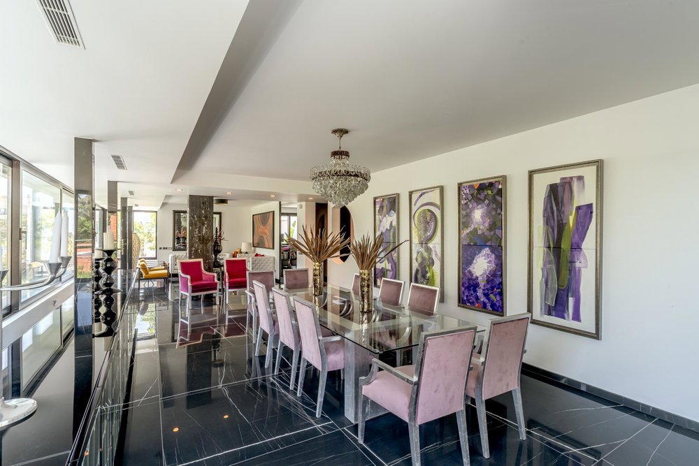 T5 villa with private swimming pool and terrace, located in Belém.