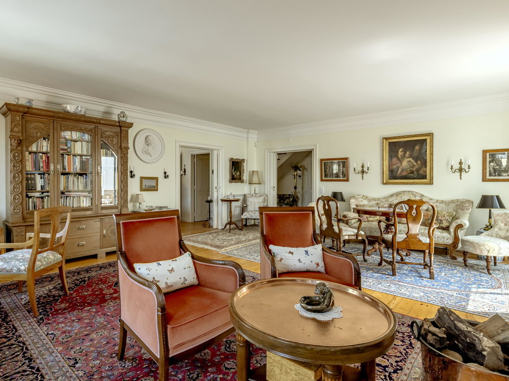 Duplex 6-bedroom apartment in the historical center of Cascais