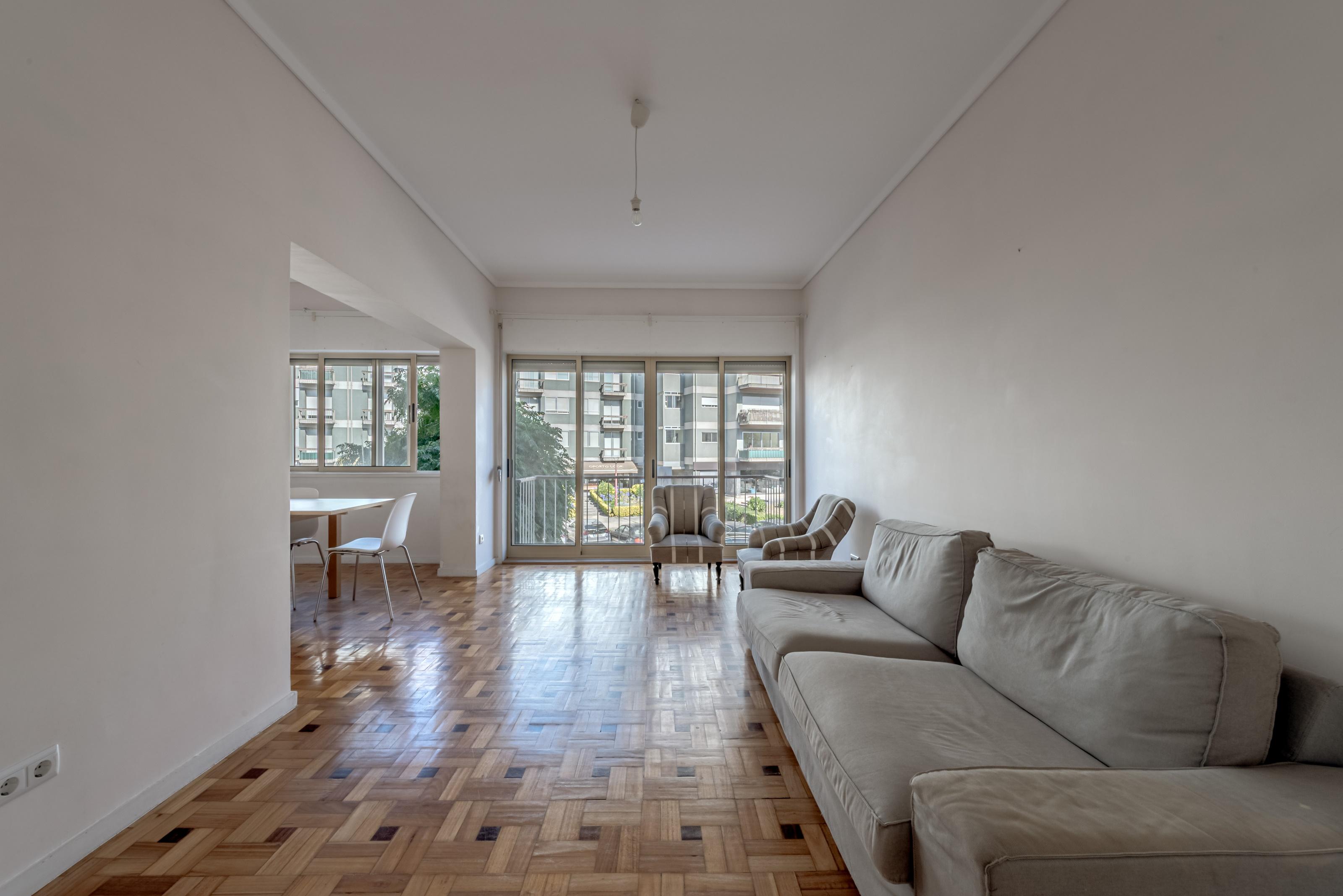 4-bedroom apartment on Av. Antunes Guimarães in Porto