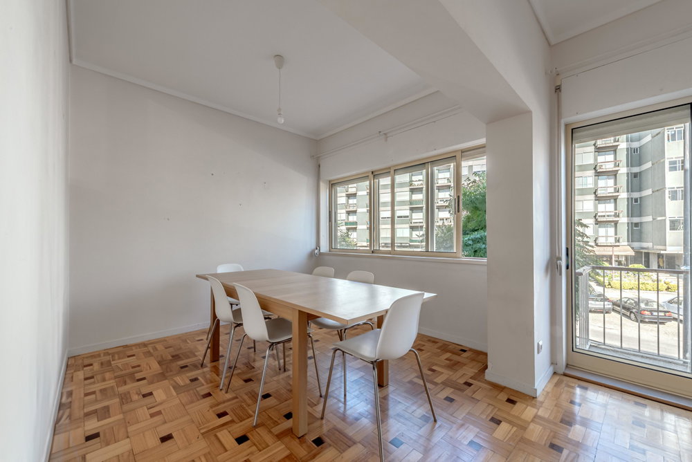 4-bedroom apartment on Av. Antunes Guimarães, in Porto