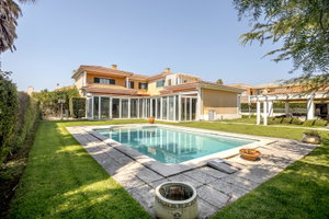 5-Bedroom Villa with Pool in Quinta da Beloura, Sintra 4270298096