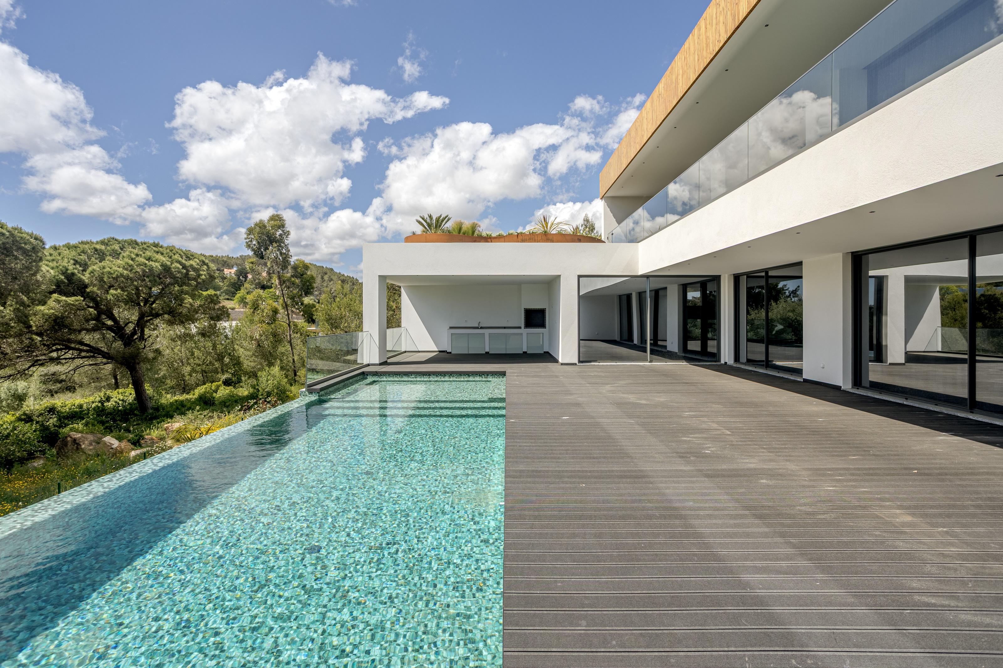 5+1 bedroom villa with garden and pool in Cascais