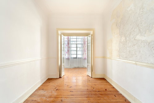 3-bedroom apartment for renovation in Arroios, Lisbon 1734356936