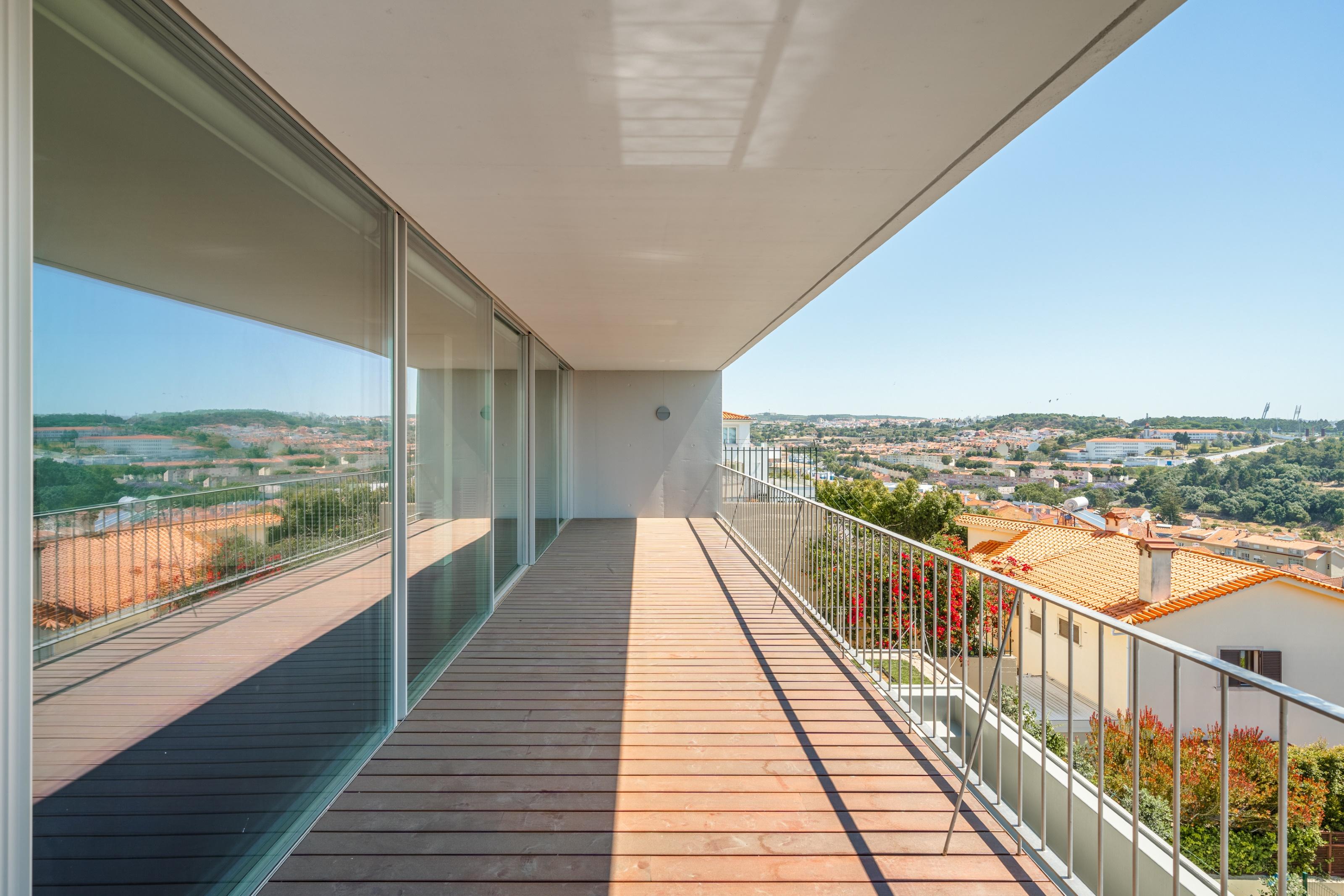 5+2 bedroom villa with river view in Alto do Lagoal in Oeiras