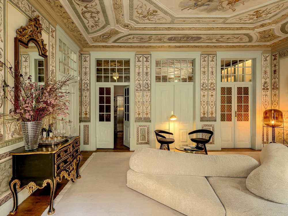 5-bedroom apartment with terrace and garage, in Lisbon