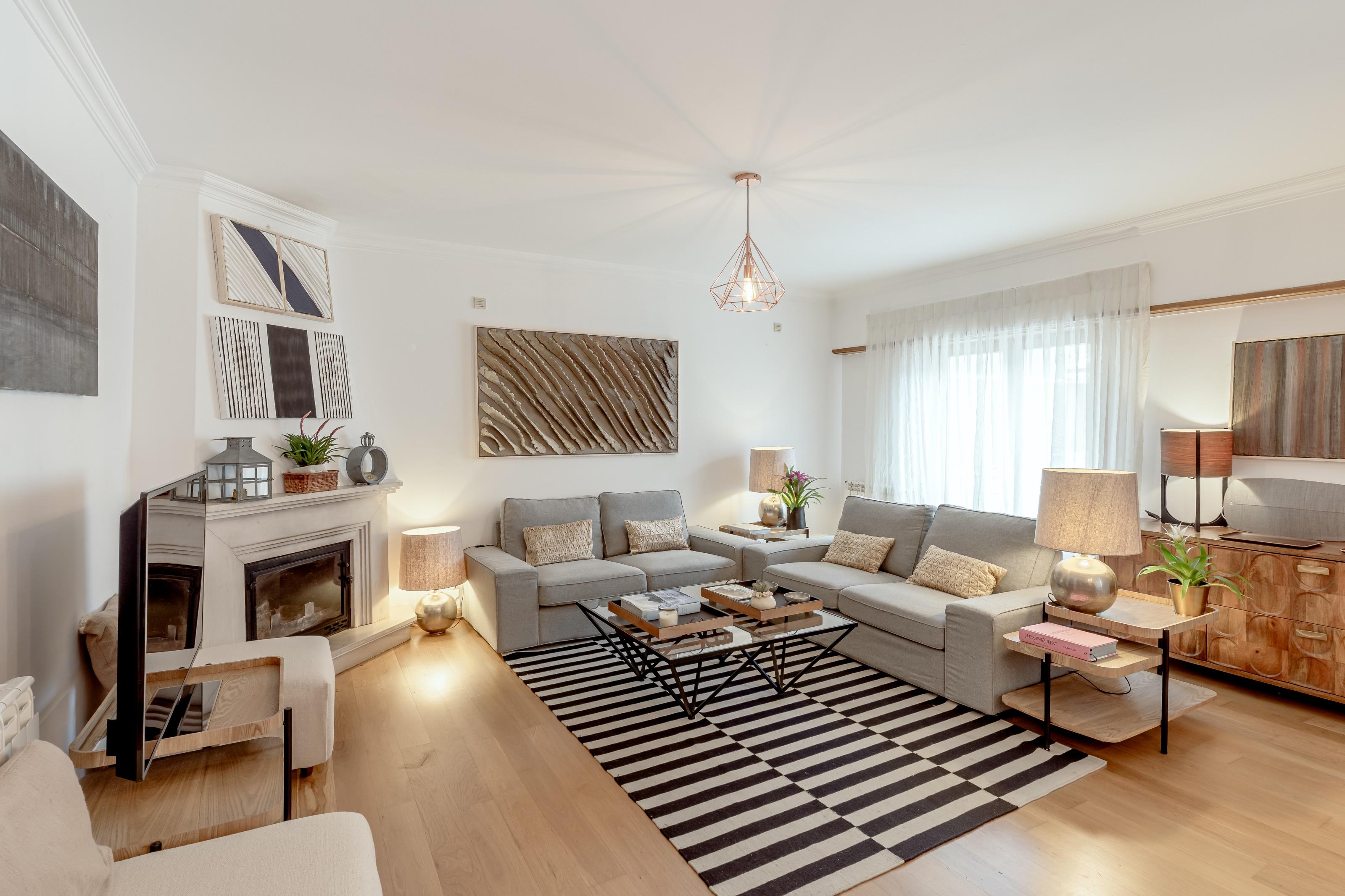 4-bedroom villa with garage in a gated condominium Manique Cascais.