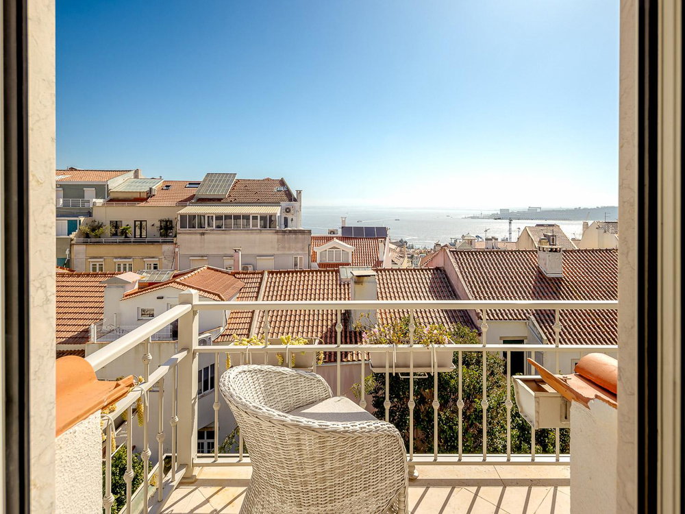 5-Bedroom Townhouse with River Views in Lisbon’s Historic Lapa District 905783551