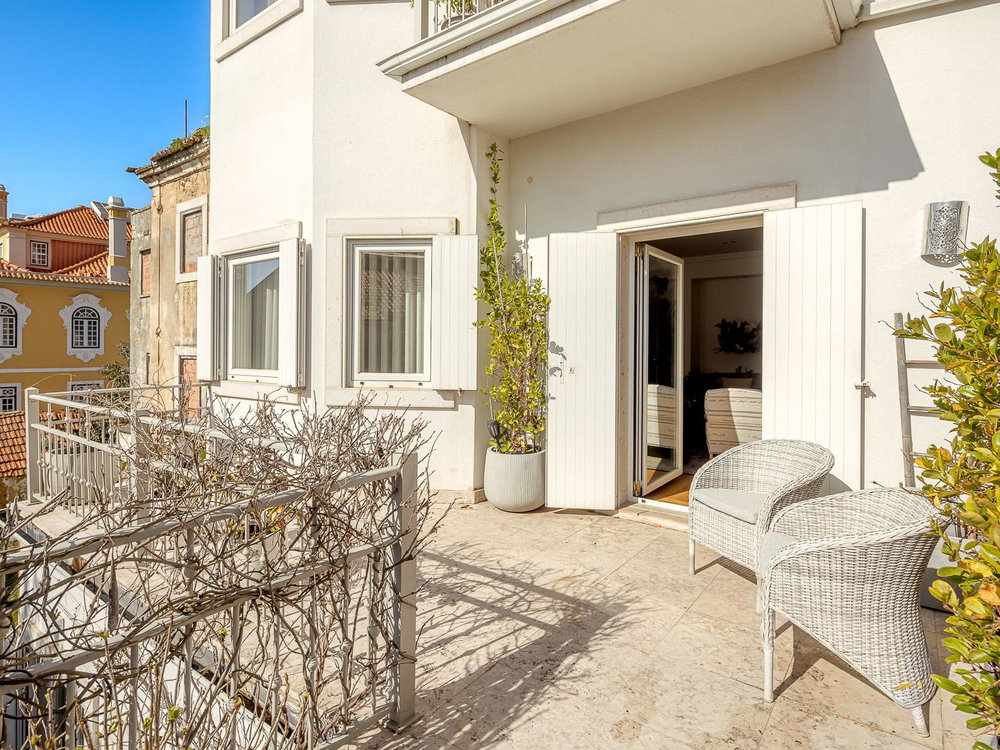 5-Bedroom Townhouse with River Views in Lisbon’s Historic Lapa District 905783551