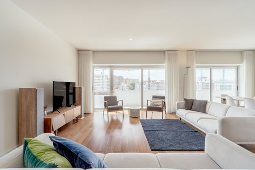 Renovated 3-bedroom apartment with balconies, in Lisbon 3024347451