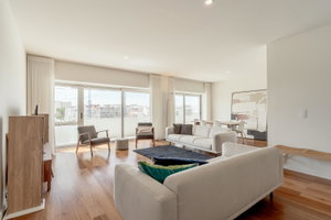 Renovated 3-bedroom apartment with balconies, in Lisbon 3024347451