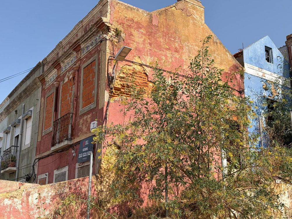 House for total reconstruction with river view, in Setúbal