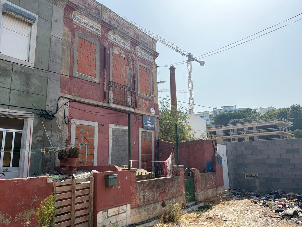 House for total reconstruction with river view, in Setúbal