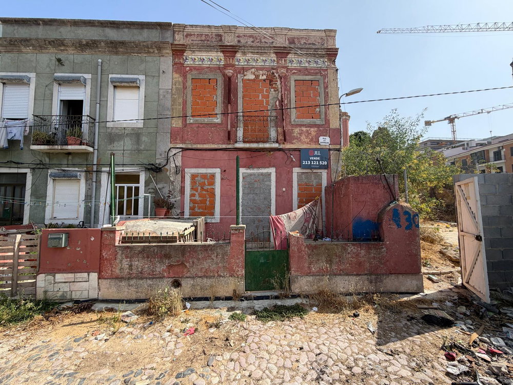 House for total reconstruction with river view, in Setúbal