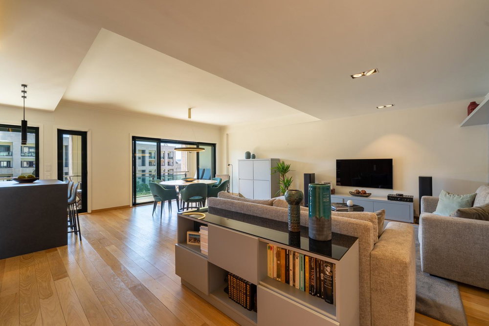 3-bedroom apartment with balcony and parking, in Lisbon