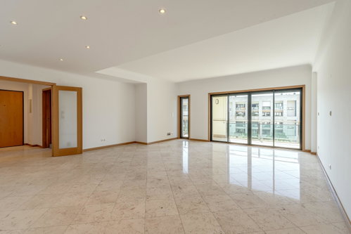 3-bedroom apartment with parking at Villa Restelo, Lisbon