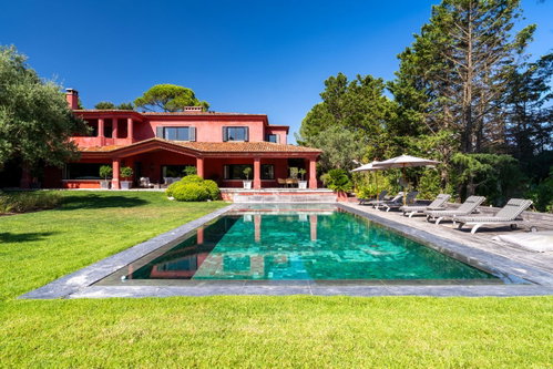 5+2 bedroom villa with pool in Quinta Patino, Estoril