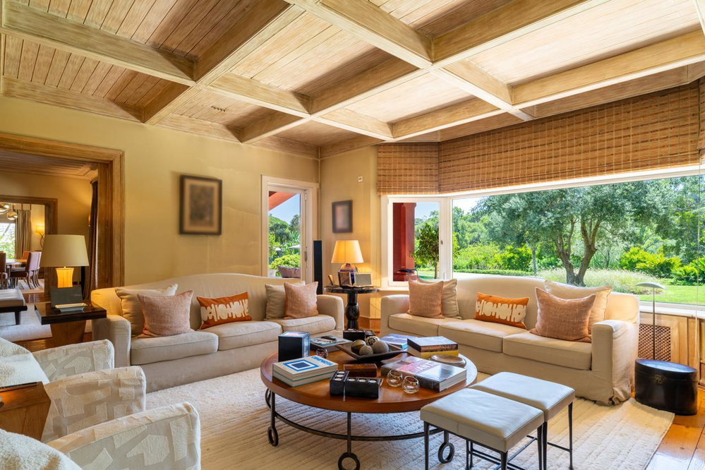 5+2 bedroom villa with pool in Quinta Patino, Estoril