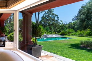 5+2 bedroom villa with pool in Quinta Patino, Estoril