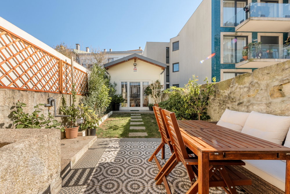 2+1-bedroom duplex apartment with garden and patio in Porto