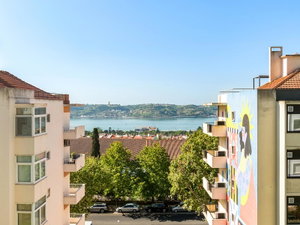 2-bedroom apartment with river views, in Restelo, Lisbon
