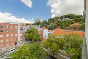 4-bedroom apartment for total renovation in Arroios, Lisbon