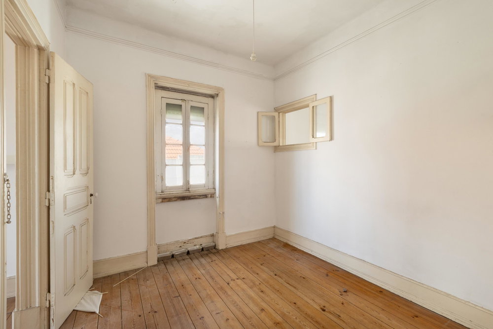 4-bedroom apartment for total renovation in Arroios, Lisbon