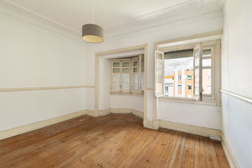 4-bedroom apartment for total renovation in Arroios, Lisbon