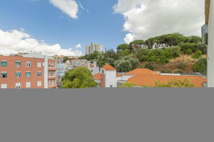 4-bedroom apartment for total renovation in Arroios, Lisbon