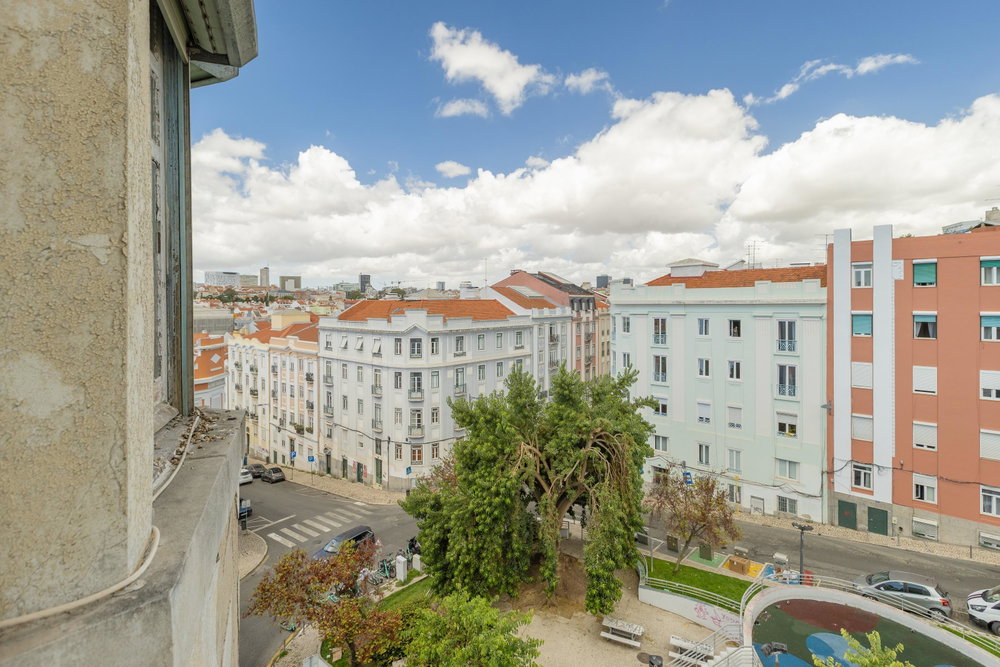 Twoo-bedroom apartment for refurbishment, in Arroios, Lisbon