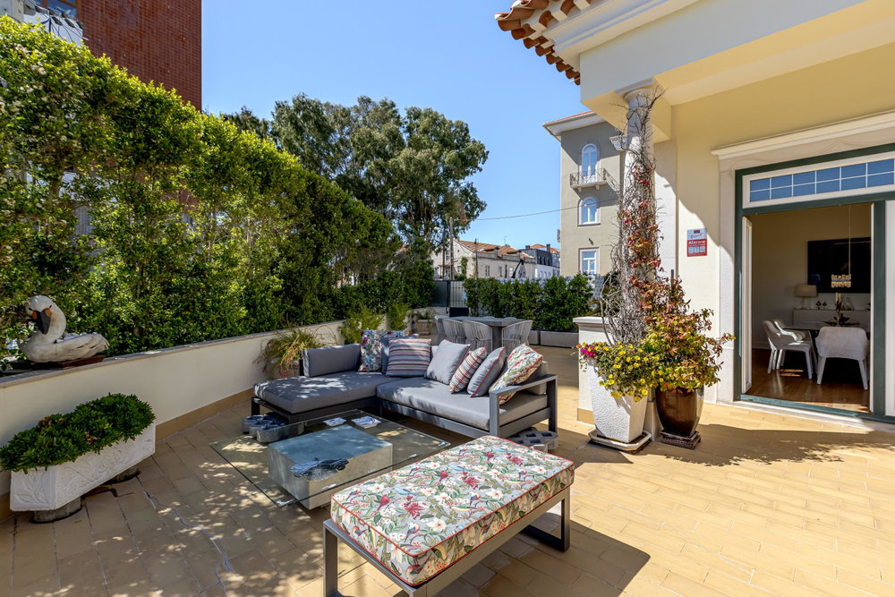 Three-bedroom apartment with terrace, in Monte Estoril, Cascais
