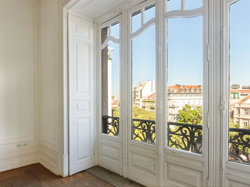 5-bedroom apartment for total renovation in Lisbon