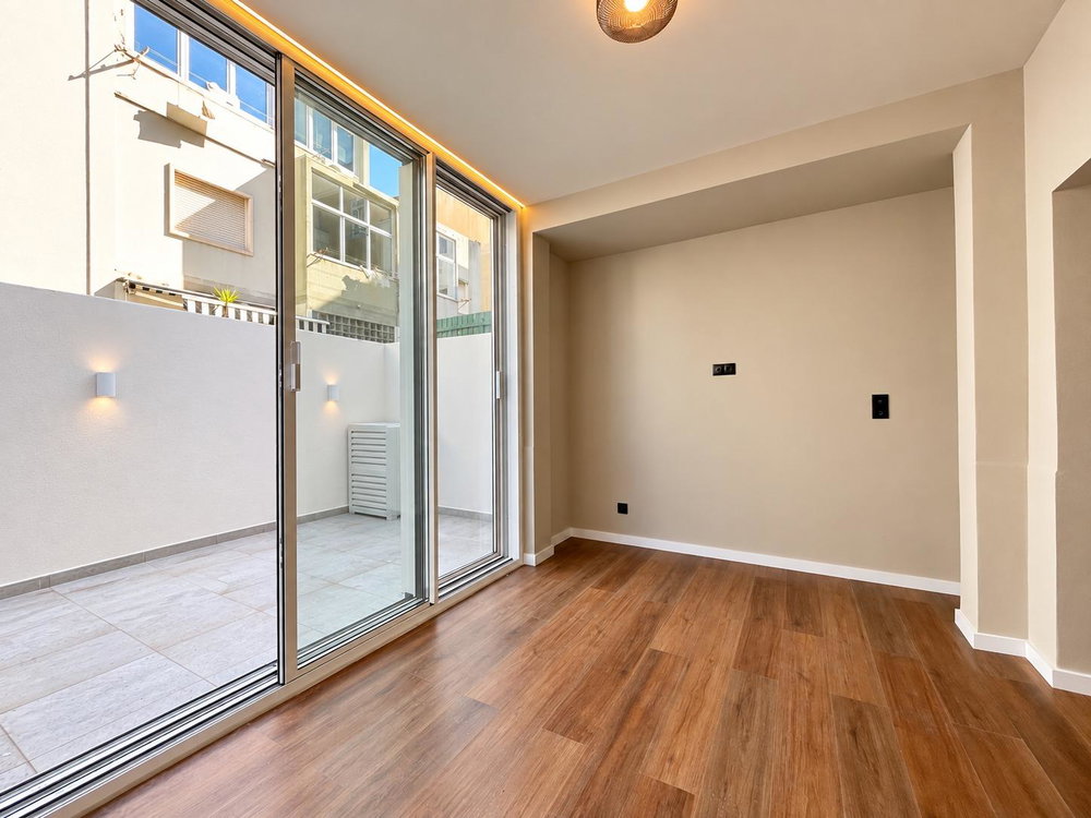 2-bedroom apartment with private terrace, in Graça, Lisbon