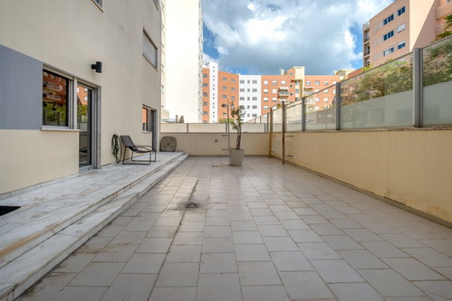 Four-bedroom apartment with terrace and parking, in Lisbon