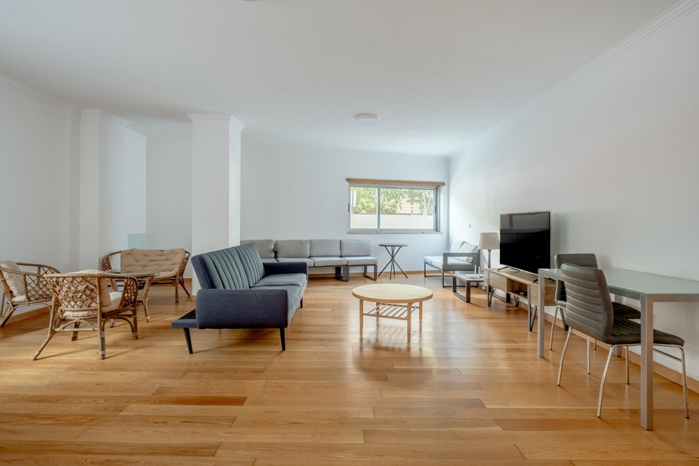 Four-bedroom apartment with terrace and parking, in Lisbon