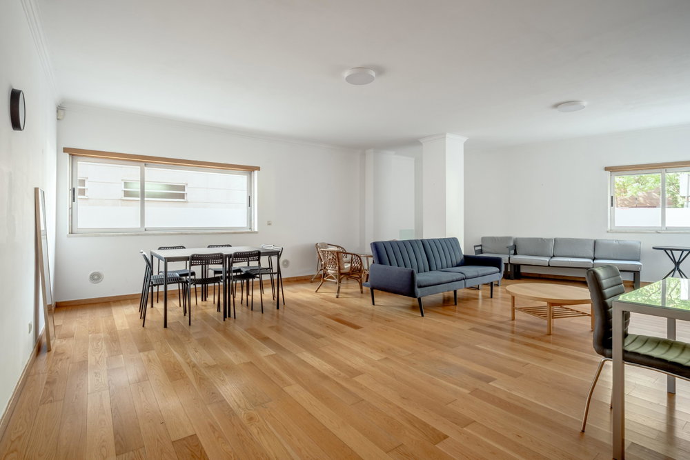 Four-bedroom apartment with terrace and parking, in Lisbon