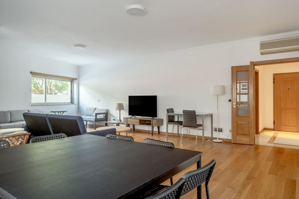 Four-bedroom apartment with terrace and parking, in Lisbon