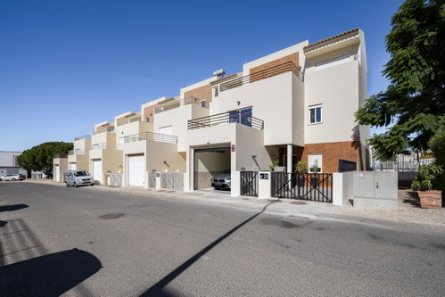 T4 villa with parking and patio, in Olhão