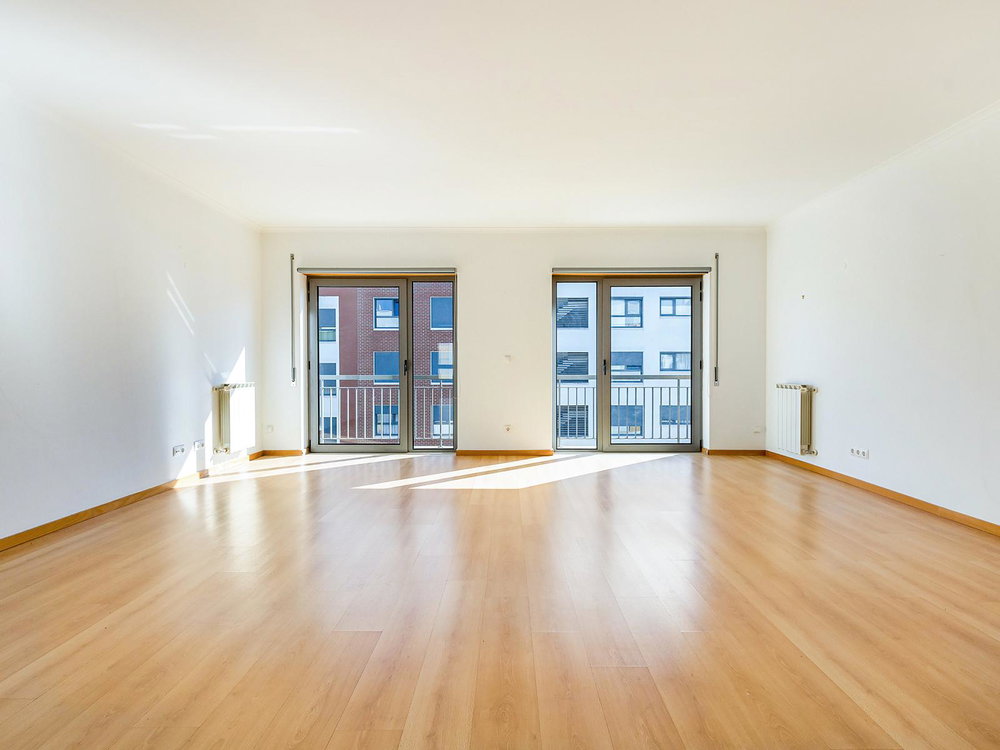 2-Bedroom Apartment with Balcony and Parking in Oeiras