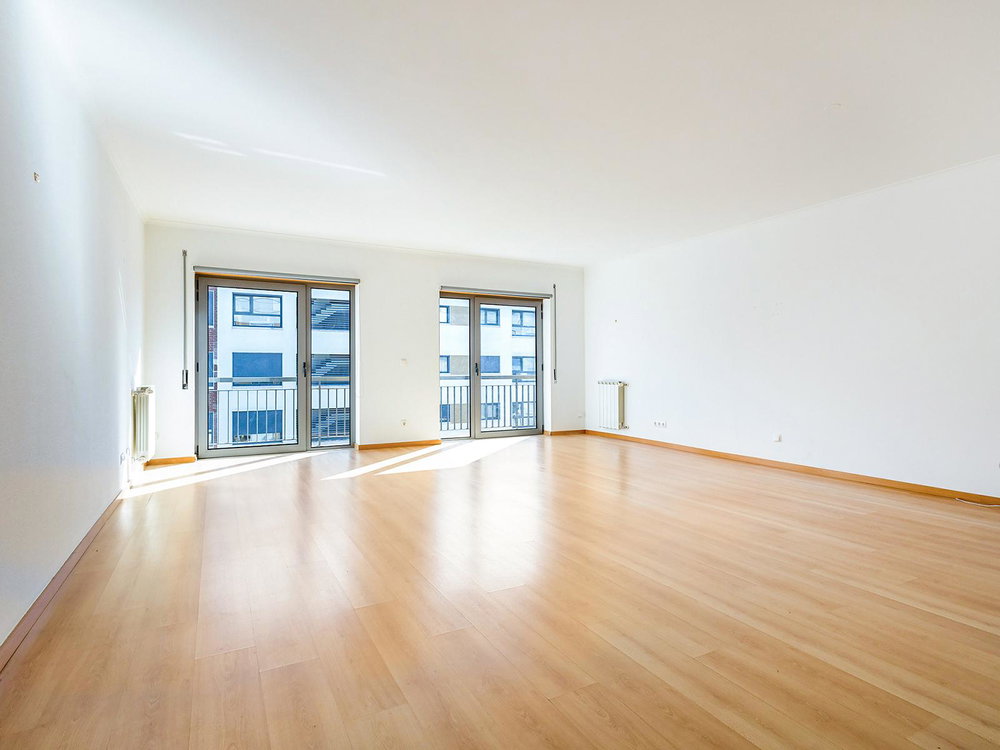 2-Bedroom Apartment with Balcony and Parking in Oeiras