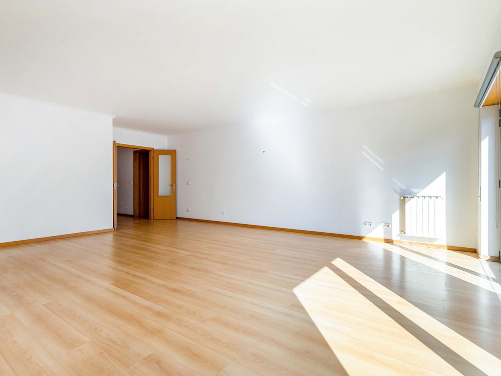2-Bedroom Apartment with Balcony and Parking in Oeiras