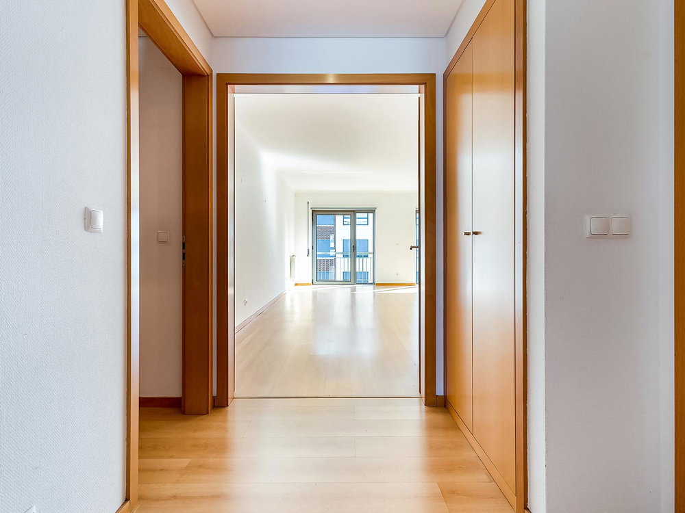 2-Bedroom Apartment with Balcony and Parking in Oeiras