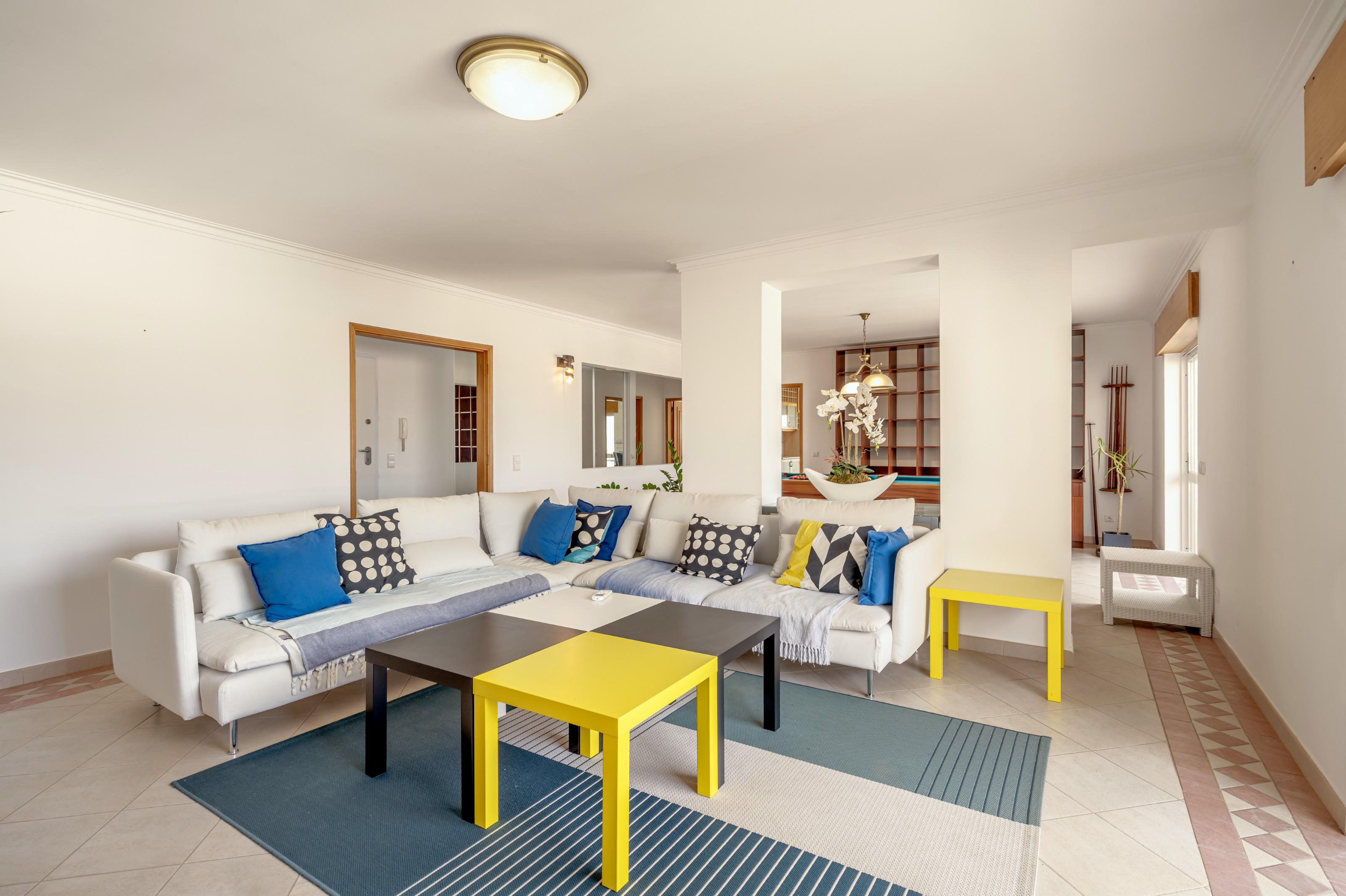 4-bedroom apartment with balconies and parking in Quarteira
